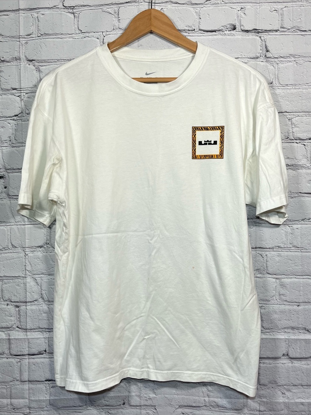 NIKE T Shirt Lebron James LBJ Tiger Stripe Mens Size Medium White Basketball